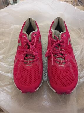 Zoot Women's Bright Pink Athletic Sneakers Like New Beautiful Bright Pink 10
